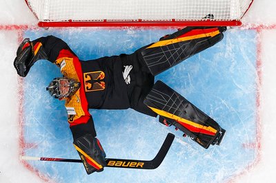 Symbolträchtig: Deutschlands Torhüter Philipp Grubauer liegt auf dem Eis.