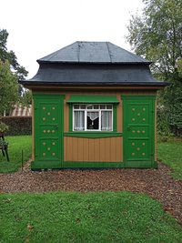 Die etwas skurrile Kirschbaum-Laube ist 1924 in Chemnitz als sogenannter Eigenbau im Kleingartenverein "Kirschbaum" errichtet worden. Heute steht sie im Deutschen Kleingärtnermuseum in Leipzig. 