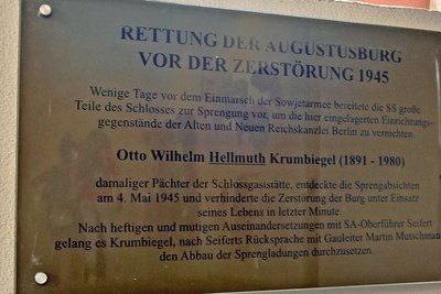 Im Lindenhaus-Turm hängt eine Gedenktafel, die an Hellmuth Krumbiegel erinnert. Trotz wachsender Zweifel an der geschilderten Version bleibt sie hängen. Doch die Ausstellung soll neu gestaltet werden. 