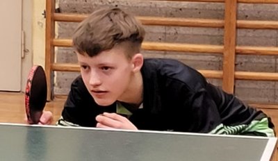 Im vorderen Paarkreuz der Männer fokussiert sich der 14-jährige Reichenbacher Erik Balazs in der 1. Bezirksliga auf seine Gegner.