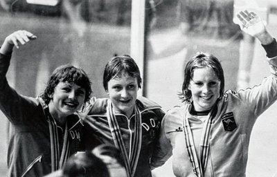 Siegerehrung 200 Meter Schmetterling bei den Olympischen Spielen 1980: Sybille Schönrock (DDR, Silber), Ines Geißler (DDR, Gold), Michelle Ford (Australien, Bronze, v. l.). 