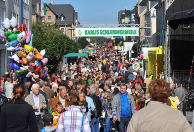 
              <p class="artikelinhalt">Oelsnitz hatte viele Plätze, wo das Herz des Sachsentages schlug. Einer davon war die Schlemmermeile als größte Küche Sachsens - für jeden ein Muss, der Hunger hatte.</p>
            