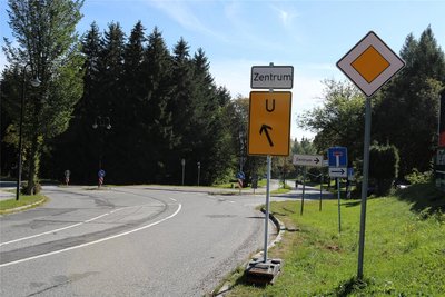 Wohin denn nur? Zentrum links, Zentrum rechts informieren Straßenschilder – beides funktioniert in Johanngeorgenstadt an der Kreuzung Steigerstraße/Eibenstocker Straße.