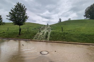 In Sachsenburg kam nach einem schweren Gewitter am Freitagnachmittag von einem Feldhang Wasser und überflutete kurzzeitig die Staatsstraße 202.