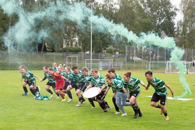 Unter Volldampf in die Landesliga: Die Mannschaft des ESV Eintracht Thum-Herold nach dem Gewinn der Landesklasse.