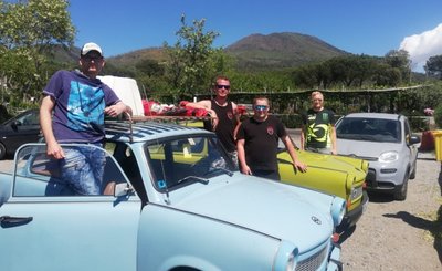 Vier Schwarzenberger mit ihren Trabis am Vesuv bei Neapel: Peter Müller und André Riedel waren mit einem himmelblauen 601er auf Tour, Paul Oriwol und Bruno Härtel (von links) mit einem panamagrünen 601er. 