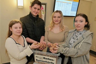 Michelle Reiter (22), Nico Brückner (19), Annemarie Beck (18) und Tarja Kreiseler (19) absolvieren am BSZ Schneeberg eine Ausbildung zum Sozialassistenten (v.l.). 