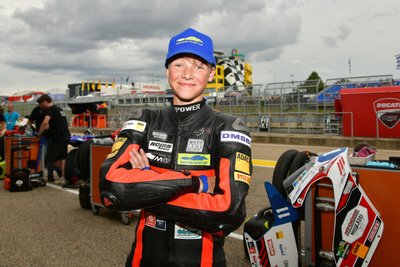 Schon vor dem ersten Rennen strahlte der 14-Jährige über beide Wangen. Erstmals lernte er den legendären Sachsenring als Pilot kennen.