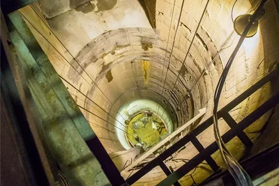 Blick in die Schachtröhre des Wismut-Schacht 208.