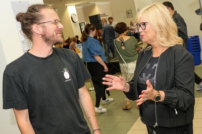 Vor der Lesung tauschten sich Autor Arne Semsrott und Magdeburgs Oberbürgermeisterin Simone Borris (parteilos) aus.