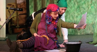 Angelique Fleischer - hier als Hexe Taraxa - und Jörg Heinicke schlüpften am Samstag in verschiedene Rollen. 