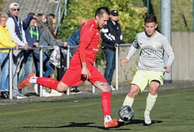 Der Ebersbrunner Kevin Nickolai (links) setzt zur Flanke an. Bereits in Halbzeit 1 hätten die Gäste das Spiel entscheiden können.