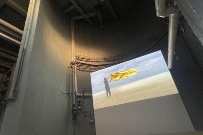 Knallharter Kontrast: Schroffes Metall trifft auf die Video-Installation „Virgins Land & Shape of the Stone“ von Johanna Reich.