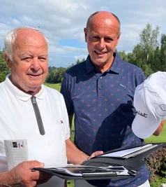 Bernd Wöllenstein und Jens Carlowitz (rechts) beim Check vor dem Golfturnier in Karlsbad. 