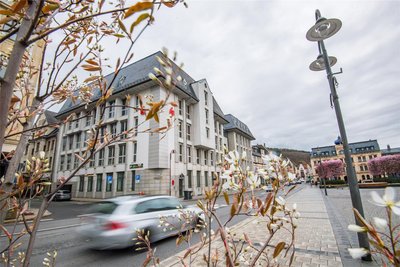 In der Nähe des Tatorts, an dem einer der Skateboard-Angriffe stattgefunden hat: der Altmarkt in Aue, nahe der Sparkasse.