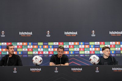 Die Familie von Trainer Julian Schuster (l) wird beim Europa-League-Finale mit im Stadion sein.