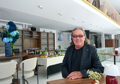 Der Sänger Thomas Natschinski bei der Wiedereröffnung der ehemaligen "Mokka-Milch-Eisbar" an der Karl-Marx-Allee. (Archivbild)