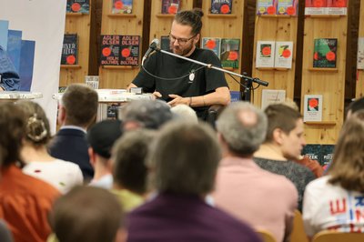 Zwei ausverkaufte Lesungen absolvierte Arne Semsrott in Magdeburg.