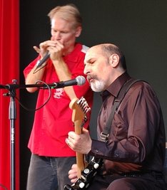 
              <p class="artikelinhalt">Charlie Hilbert (rechts) und Adam Gussow bei ihrem Galakonzert in der Aula des Gymnasiums Klingenthal. </p>
            