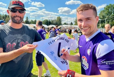 Nach dem Spiel ist vor der Autogrammstunde: Michael Pflugbeil aus Leukersdorf (l.) hat sich am Rande des Freundschaftsvergleichs von Veilchen Anthony Barylla eine Unterschrift gesichert. 