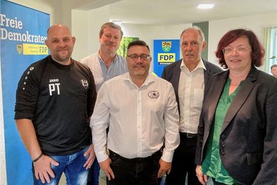 Am Stammtisch: Patrick Terjung, Gerd Heese, Uwe Günther, Roland Frötschner und Politikerin Ulrike Harzer (v. l.). 