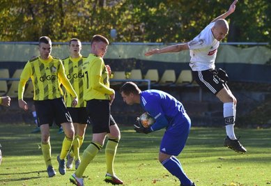 Und wieder nichts: Der Gästekeeper schnappt sich den Ball vor Rabensteins Lukas Schirrmeister (rechts). Im Duell gegen Großenhain war Handwerk die klar bessere Mannschaft, die aber ihre Chancen nicht nutzen konnte und so 1:2 verlor. 