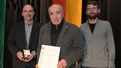 Claus Döhler (Mitte) mit seinen Söhnen Sascha (l.) und Christian. Sie freuen sich über die Auszeichnung der Stadt Eibenstock. 