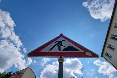 Baustelleneinrichtungen auf öffentlichen Straßen gelten als Sondernutzung – und kosten Gebühren.