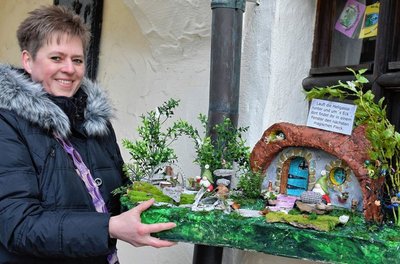Im Stadtkern von Adorf können sich Einheimische und Besucher auf einen Wichtelrundweg begeben. In sieben Fenstern sind zauberhafte Szenen dargestellt. Die Idee hatte Sixtina Michael (im Foto am Museum). 