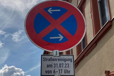 In Oelsnitz steht an der Egerstraße ein Halteverbotsschild, das auf die beginnende Straßenreinigung hinweist.