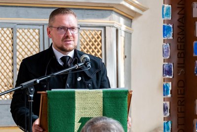 Steve Johannes Ittershagen hat als Geschäftsführer des Welterbevereins die Laudatio zur Preisverleihung an das Projekt „Die Spur der schlafenden Hunte" gehalten.
