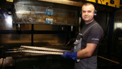 
              <p class="artikelinhalt">Udo Tietz arbeitet beim Crimmitschauer Unternehmen Salzgitter Hydroforming an der Presse, die unter anderem Drallrohre in die richtige Form bringt. </p>
            
