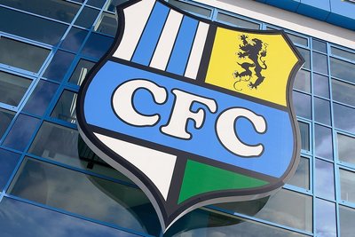 Das Stadion an der Gellertstraße war am Wochenende Ort eines Eklats: Vor dem Spiel des CFC gegen Altglienicke wurde an den verstorbenen Gründer der Fangruppe HooNaRa (Hooligans, Nazis, Rassisten) erinnert. 