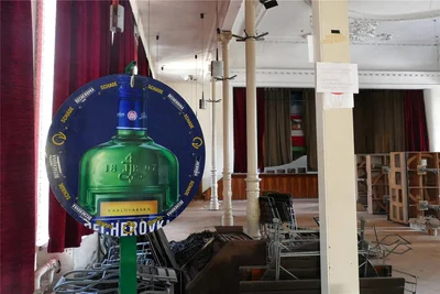Blick ins Herzstück des Deutschen Hauses in Grünhainichen: Mit dem Saal verknüpfen viele Erzgebirger schöne Erinnerungen an ihre Jugendzeit.
