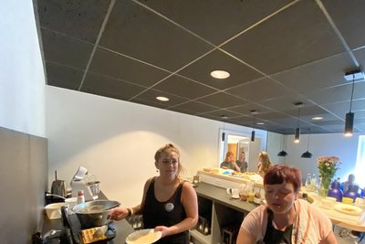 Hatten gut zu tun: Die Bar-Damen Jael Graupner (links) und Daniela Howitz.