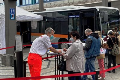 Am Donnerstagmorgen fuhr ein Impfbus des Deutschen Roten Kreuzes im Chemnitz Center vor. Beim Impfstart um zehn Uhr standen gut zwei Dutzend Interessenten in der Schlange.