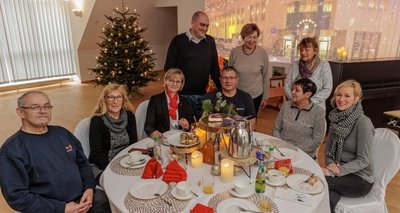 Vertreter der Tafeln im Erzgebirgskreis waren am Dienstag selbst einmal an eine "Tafel" eingeladen. In den Räumen der Erzgebirgssparkasse - im Bild Vorstandsmitglied Franziska Herrmann (3. von links) - in Annaberg-Buchholz wurde Geld aus einer Spendenaktion verteilt. 