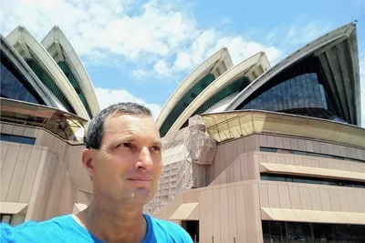 Martin Rein vor dem Opernhaus in Sydney in Australien. Er lebt heute in Canberra. 