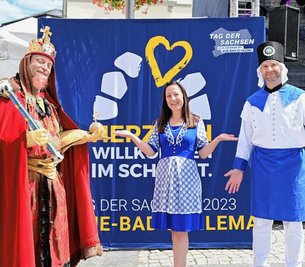 Die Symbolfiguren für den Tag der Sachsen und die 850-Jahr-Feier von Aue: Susann Küchler und Marcus Hoffmann (r.) repräsentieren als Bademädchen und Blaufarbenwerker den Sachsentag, Axel Schlesinger (l.) schlüpft zur 850-Jahr-Feier in die Rolle von Kaiser Barbarossa. 