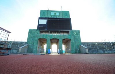Soll dieses markante Bauwerk abgerissen werden? Die Frage spaltet Denkmalschützer und Rathaus-Verantwortliche. Oberbürgermeisterin Barbara Ludwig will für den Erhalt des einstigen "Führerturms" jedenfalls kein kommunales Geld ausgeben.