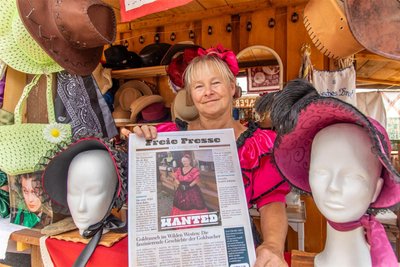 Auch Scarlett Johnson alias Annerose Winkler hat sich die „Freie Presse“-Westernzeitung mit ihrem Bild gesichert. Die 66-Jährige aus Penig lebt im Siedlercamp ihr Hobby in vollen Zügen aus.