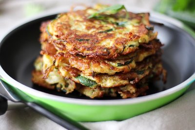 Aus geraspelten Zucchinis lassen sich leckere Puffer backen, die auch Kindern schmecken