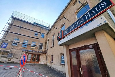 Der Eingangsbereich des Deutschen Hauses in Grünhainichen. An der Bausubstanz hat in den vergangenen Jahren der Zahn der Zeit genagt.