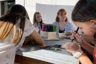 Hatten für alle Gäste Bastel-Ideen und immer ein offenes Ohr: Nadine (links) und Jenniffer Leistner vom Basteltisch.