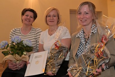 Szilvia Lippmann, Franka Glaß und Carolin Lippold (von links) sind die Heimat Putzis. Sie bekamen den Sonderpreis „Eibenstocker Graipele“.