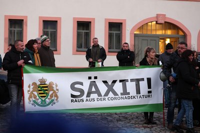 Die „Freien Sachsen“ entstanden zur Zeit der Pandemie als Sammelbewegung für Protestler aller Art. Ihre „Säxit“-Forderung hat Bestand, auch seit das Virus besiegt schien (im Bild eine Demonstration im März 2022).