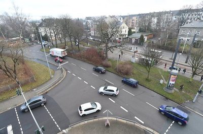 Eine der Ampeln leuchtet meistens rot und verlangt Autofahrern Geduld ab, wenn sie den Gablenzplatz mit den Einmündungen der Yorckstraße (links unten) und der Geibelstraße (links hinten) passieren. Das wollen Stadträte und Tiefbauamt bis Ende 2017 ändern.