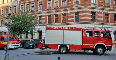 Die Feuerwehr ist am Mittwochmorgen gegen 5.30 Uhr in ein Mehrfamilienhaus an der Uhlandstraße gerufen worden. Dort brannte ein Kinderwagen.