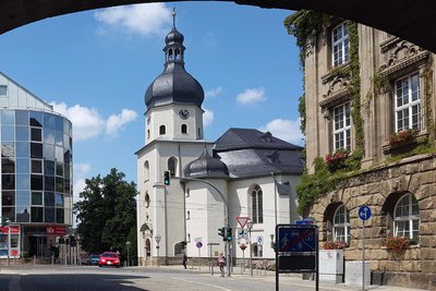 Lehnt man sich aus dem Fenster des Raums der Stille, kann man die Lutherkirche sehen. Sie befindet sich gegenüber dem Rathauseingang.