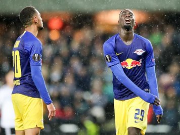 RB-Torschützze Augustin (r) trauert einer vergebenen Torchance nach.
